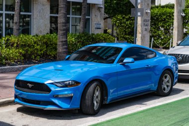 Miami, Florida, ABD - 02 Nisan 2025: lüks spor araba Ford Mustang. Araba Ford Mustang dışarıda park edilmiş. Mavi spor araba, köşe manzaralı. 2022 Ford Mustang spor araba.