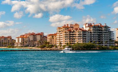 Yaz tatili. Fisher Adası konut binası ve lüks yat teknesi. Tekne Fisher Adası, Miami 'den geçiyor. Marinaya yüzen bir tekne. Fisher Adası 'nda lüks bir yat teknesi. Romantik gezi..