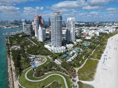 Kıyıdaki Miami Beach şehrinin havadan görüntüsü. Miami Beach silueti. Manzaralı Miami Sahili Panorama 'nın ünlü kıyı şeridi