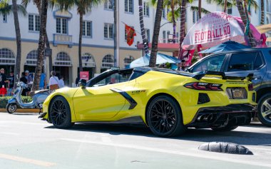 Miami, Florida, ABD - 23 Kasım 2024 Chevrolet Corvette Stingray sarı spor yara izi. Lüks araba Chevy Corvette. Araba sarı, siyah Chevy Corvette açık havada. Chevrolet Corvette, köşe manzaralı..