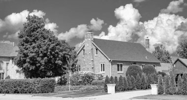 Emlak sigortası ve gayrimenkul. Banliyö mahallesi. Özel mülk. Ev sigortası. Mahallede mülk. Gelişmiş bölgede ikamet eden mahalle evi..