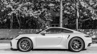 Miami Beach, Florida USA - 9 Haziran 2024: Porsche 911 Carrera Turbo Miami plajında. Gri Orsche 911 Carrera Turbo