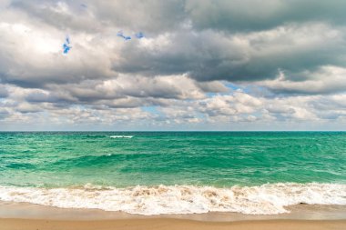 Deniz manzarasında romantik bir yaz tatili. Günbatımı denizi ve deniz manzarası. Deniz ufku manzarası. Yaz tatilinde bulutlu gökyüzü ve deniz manzarası. Deniz ufkuyla gökyüzü. Deniz doğası ile sakin bir ufuk. Plaj cenneti.