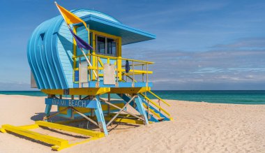 Miami Sahil İskelesi. Miami Sahili 'ndeki ikonik cankurtaran kulesi. Miami sahili sahili manzaralı. Ünlü Güney Sahili cankurtaranı. Miami 'deki tropik cennet. Miamis sahilinde Art Deco cankurtaranı