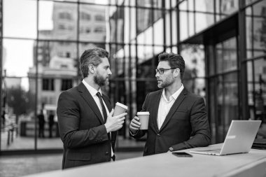 Çevrimiçi çalışan iş adamları. Dizüstü bilgisayarlı iş adamları. Çalışıyorum. İş adamları e-postaları kontrol ediyor. İş adamları dışarıda serbest çalışıyor. İnternette iş. Dizüstü bilgisayarda çalışan adamlar. İş projesi.