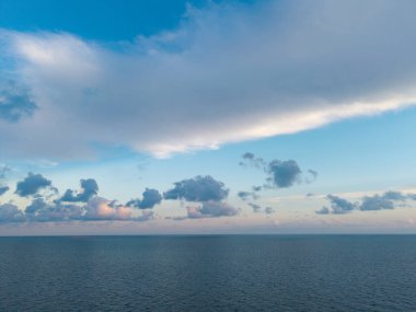 Denizde sakin bir ufuk. Romantik yaz tatili deniz manzarası. Deniz manzarası cenneti. Okyanus sahilinde gün doğumu. Yaz tatilinde gün batımı deniz manzarası. Deniz bulutlu gökyüzü ile ufuk çizgisi. Kumsalda dinlen..