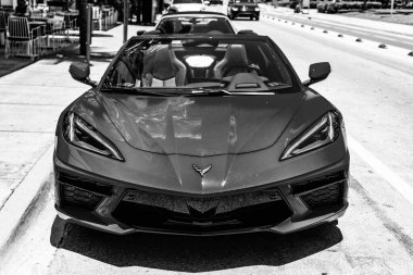 Miami Beach, Florida USA - 9 Haziran 2024: Chevy Corvette C8 3LT Ocean Drive Miami Beach. kırmızı Chevy Corvette 3LT.