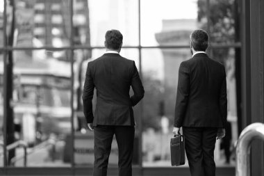 İş konuşuyoruz. Zarif takım elbiseli iki işadamı. Yürüyen meslektaşım. Meslektaşım ve arkadaşlarım. Dışarıda yürüyen iki başarılı iş adamı. İş adamları işe gider. Reklam..