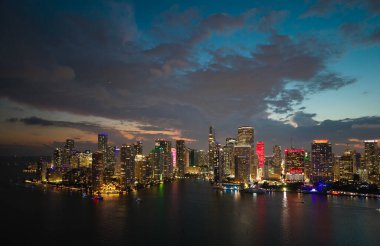 Gün batımında Miami Brickell 'in ünlü simgeleri. Miami 'deki Brickell' in insansız hava aracı görüntüsü. Brickell bölgesinde iş. Biscayne Körfezi Florida ikonik şehir kıyıları gündüz gözüyle