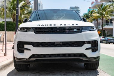 Miami, Florida, ABD - 21 Nisan 2025: 2025 Land Rover Range Sport lüks SUV arabası. Lüks arazi aracı Range Rover. Otomobil Range Rover 'ı dışarıda park etmiş. Beyaz SUV arabası, ön manzara..
