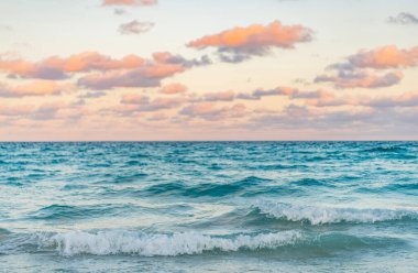 Deniz ufku manzarası. Yaz tatilinde bulutlu gökyüzü ve deniz manzarası. Deniz ufkuyla gökyüzü. Deniz doğarken sakin ufuk manzarası. Deniz manzarasında romantik yaz tatili gündoğumu.