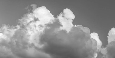 Güneşin doğuşuyla mavi gökyüzünün güzel manzarası. Gökyüzü bulutları. Parçalı bulutlu. Arka plan bulutu yazı. Gün batımında gökyüzü bulutsuz. Doğal gökyüzü.