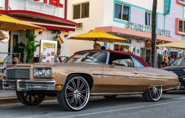 Miami, Florida, ABD - 07 Nisan 2025: Chevrolet Caprice otomobili açık havada park halinde. Altın Chevy, yan görüş. Chevrolet Caprice eski, üstü açık, güçlü bir araba. Üstü açık eski araba Chevrolet Caprice.
