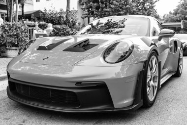 Miami Beach, Florida USA - 9 Haziran 2024: Porsche 911 GT3 Miami plajında. Mavi Porsche 911 GT3