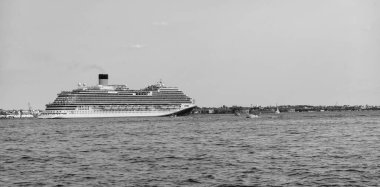 New York 'ta gemi turu. New York Manhattan 'ın silueti Hudson Nehri yolcu gemisiyle geziyor. New York gemi seyahati