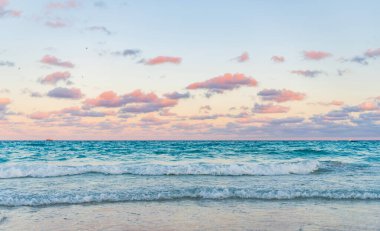 Okyanusta gün batımı. Yaz tatilinde gün batımı deniz manzarası. Deniz kıyısında gün doğumu. Denizde dramatik gündoğumu ufku. Günbatımı deniz manzarasında romantik bir yaz tatili. Deniz meltemi.