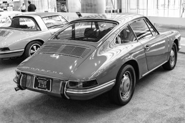 New York City, ABD - 27 Mart 2024: 1967 Porsche 912 eski araba turuncu renkli New York Uluslararası Otomobil Fuarı,.