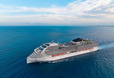 Miami, Florida, ABD - 10 Mayıs 2025: Gemi turu ve deniz yolculuğu. Gemi limandan ayrılıyor. Deniz yolculuğu. MSC World America yolcu gemisi yolculuğu. Yaz tatilinde gemi turu. MSC seyahat şirketinde..