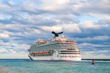 Miami, Florida, ABD - 23 Aralık 2024: Gemi Miami limanından ayrılıyor. Yolcu taşımacılığı. Sihirli Karnaval yolcu gemisi yolculuğu. Yaz tatilinde gemi turu. Karnaval yolcu gemisi. Gemi turu ve seyahat.