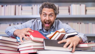 Üniversite öğretmeni sınıfta. Okul kitaplarla dolu. Öğretmen veya öğrenci için okul eğitimi. Okul profesörü kütüphanede kitap okuyor. Edebiyat dersi öğretmeni. Gerçek dahi..