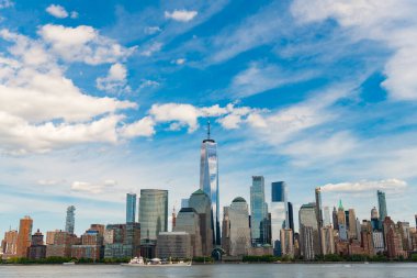 New York City, Manhattan Skyline ile Hudson Nehri üzerinde, New York, ABD NYC, New York. Kentsel Gökdelenler ABD ile New York City Skyline. New York 'taki Lower Manhattan ve One World Trade Center, ABD New Jersey Panoramic view on Manhattan.