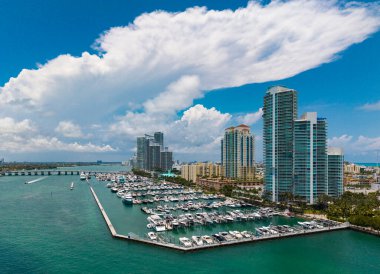 Lüks yat Miami marinasına yanaştı. Miami 'deki kıyı şeridinin havadan görüntüsü. Yelkenli Miamis kıyısı boyunca ilerliyor. Limanın yukarısındaki Miami silueti. Miami 'nin ünlü deniz piyadesi. Yatı olan Marina.