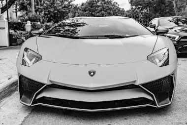 Miami Beach, Florida USA - 9 Haziran 2024 L2022 Lamborghini Aventador LP 780-4 Ultimae Green Miami plajında. Lamborghini lüks bir İtalyan otomobil üreticisi.