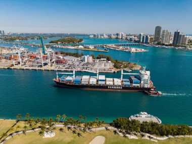 Miami, Florida, ABD - 20 Mart 2025: kargo gemisi ve römorkör. Kargo gemisi. Miami limanı. Monrovia konteynırı gemisi. Kargo Limanı Kaşif konteynır gemisi, deniz taşımacılığı.