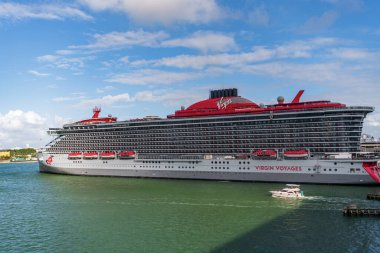 Miami, Florida, ABD - 03 Kasım 2024: Seyahat acentesi turu. Cesur bayan yolcu gemisi yolculuğu. Yaz tatili için gemi turu. Bakire Yolculukları ve Bain Capital. Gemi turu ve seyahat konsepti.