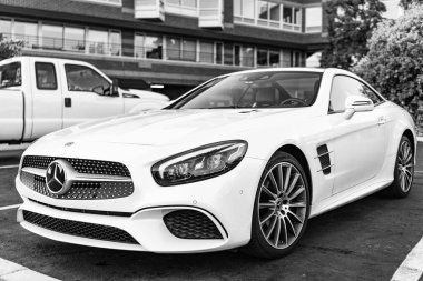 Seattle, WA, ABD - 2 Temmuz 2024 Mercedes Benz SL Sınıfı SL 550 beyaz renkli üstü açık.