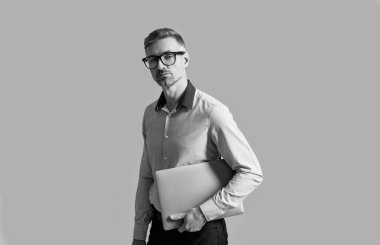 Video konferansı. Bilgisayarı kullanan başarılı bir iş adamı. İşadamı internette çalışıyor. Online pazarlama müdürü. İş başarısı. CEO müdürü iş adamı Grey 'de izole edilmiş. Dijital pazarlama.