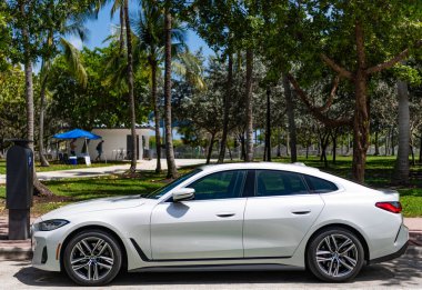 Miami, Florida, ABD - 02 Nisan 2025: 2024 BMW 4 Serisi Coupe Car. Üstü açık lüks BMW 4. Üstü açık BMW 4 arabası dışarıda park edilmiş. Beyaz üstü açık araba, köşe manzaralı..
