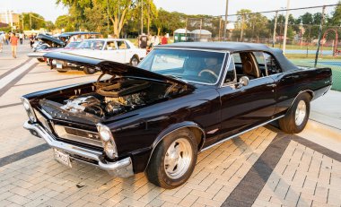 Park Ridge, Illinois, ABD - 22 Ağustos 2024: Pontiac Gündönümü 'nün Retro arabası. Pontiac Gündönümü açık havada. Otomobil fuarında park edilmiş klasik bir araba, köşe manzaralı. Pontiac GTO 1965 model araba..