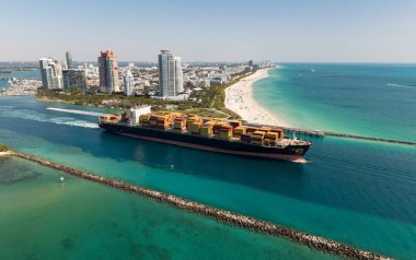 Nakliye lojistiği. Ticari nakliye. Üst Manzara. Kargo gemisi denizde, hava manzaralı. Yük konteynırı kargo gemisine yüklendi. Konteynırlı bir hava kargo gemisi. Kargo işi. Konteyner gemisi.