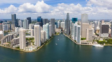 Brickell gökdelenlerinin insansız hava aracı görüntüsü. Miami şehir merkezinden Brickell şehri. Panoramik Miami Brickell silueti kıyı şeridinin üzerinde. Miami 'deki Brickell Key hava görüntüsü. Miami 'nin manzarası