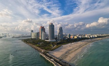 Miami Sahili ufuk çizgisi hava manzarası. Miami 'den İHA' ya. Tropik Miami manzarası. Miami bölgesi gökyüzü manzarası