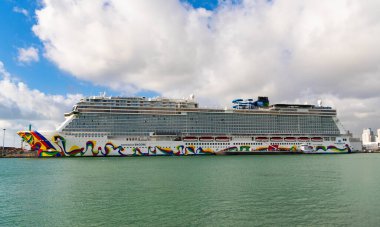 Miami, Florida, ABD - 03 Kasım 2024: Norveç yolcu gemisi yolculuğu. Yaz tatilinde gemi turu. Norveçli gemi şirketi. Gemi turu ve deniz seyahati. NCL Gemisi.