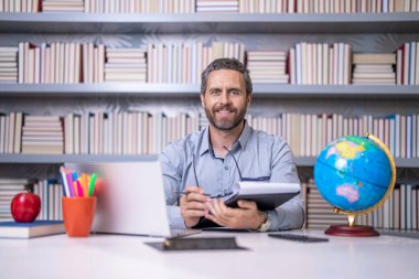 Öğretmenim iş yerinde. İspanyol öğretmen bilgisini ve eğitimini paylaşıyor. Sınıfta öğretmenlik dersi. Okulda öğretmenler sınıfı. Okula dönüyorum. Eğitim fırsatları.