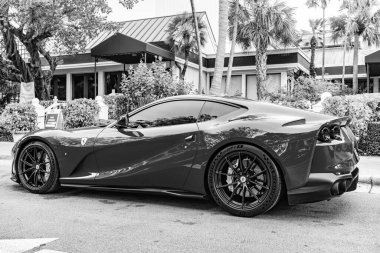 Miami Beach, Florida USA - 9 Haziran 2024: 2019 Ferrari Portofino 812 Miami plajında süper hızlı kırmızı. Ferrari lüks bir İtalyan markasıdır. ön görünüm