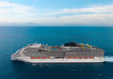 Gemi seyahati. Yaz tatilinde hava manzaralı yolcu gemisi. Gemi seyahati ve deniz yolculuğu. Hava manzaralı lüks bir yolcu gemisi. Gemi Miami sahil limanından ayrılıyor. Destansı deniz yolculuğu.