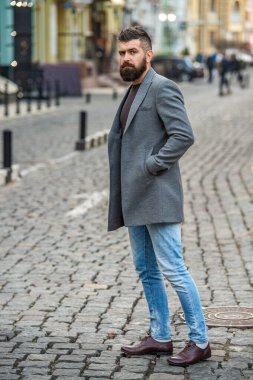 Şehir sokağında iş adamıyla. Erkek tarzı. Sıradan bir iş tarzında şık ve vahşi bir adam. Sakallı işadamı. Sokak tarzı giyinen sakallı adam. Şehirdeki iş adamı. Modern moda..