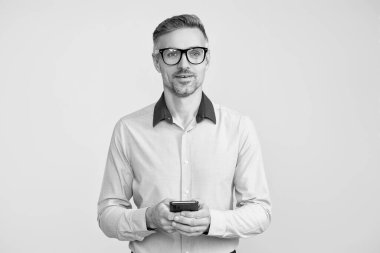 İş adamı sohbeti. İş adamı mesajlaşması ve mesajı. Sosyal ağ. Telefonu olan olgun bir iş adamı. Telefon kullanan bir iş adamı. Gri yolda insan telefonu görüşmesi izole edildi. Anında mesajlaşma.