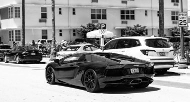 Miami Beach, Florida USA - 8 Haziran 2024 Lamborghini Aventador LP700-4 Miami sahili okyanus yolunda. Lamborghini lüks bir İtalyan otomobil üreticisi.