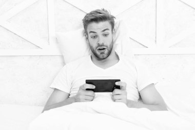 Video oyunu çevrimiçi. Telefonu izleyen adam. Yatak odasında bahis oynayan adam. Görüntülü arama. Hafta sonu milenyum adamı. Milenyum adamı evde akıllı telefon kullanırdı. Akıllı telefondan bahis oynayan adam. Futbol seyrediyorum..