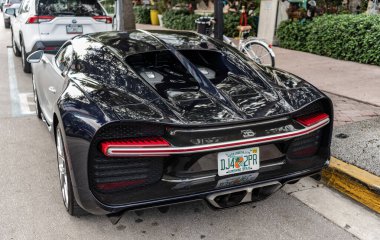 Miami, Florida, ABD - 02 Nisan 2025: gümüş maddeli spor araba, köşe manzaralı. Bugatti Chiron spor hiperaraba. Lüks hiperaraba spor araba Bugatti Veyron. Araba Bugatti Chiron dışarı park etmiş..