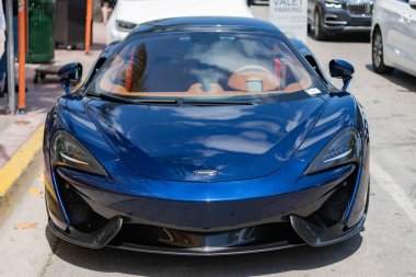 Miami, Florida, ABD - 19 Nisan 2025: Car McLaren 470 açık hava parkı. Mavi spor araba, ön manzara. 2018 McLaren 470 S spor araba. Lüks spor araba McLaren 470S.
