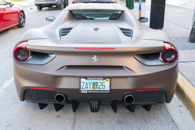 Miami, Florida, ABD - 3 Aralık 2024: Ferrari 488 GTB spor araba. Lüks spor araba Ferrari GTB. Araba gri mat Ferrari GTB dışarıda park halinde. Ferrari 488 GTB, nadir manzara.