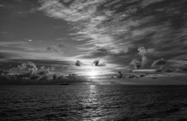 Deniz manzarasında romantik bir yaz tatili. Dramatik gün doğumu. Yaz plajında deniz doğumu. Yaz tatilinde gün batımı deniz manzarası. Deniz kıyısında gün doğumu. Gün batımında dramatik deniz manzarası. Huzurlu gün batımı.