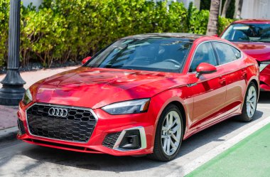 Miami, Florida, ABD - 02 Nisan 2025: lüks araba Audi A5 S. Audi A5 S dışarıda park halinde. Kırmızı araba, ön manzara. 2024 Audi A5 S arabası.