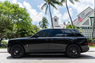 Miami, Florida, ABD - 08 Nisan 2025: Car Rolls-Royce Cullinan Black Rozeti dışarıda park halinde. Siyah araba, yan köşe manzaralı. 2023 Rolls Royce Cullinan lüks SUV arabası. Lüks SUV arabası Rolls Royce Cullinan.